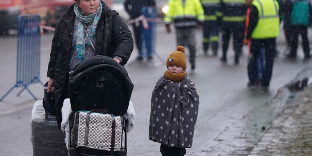 People cross the Ukrainian border to Siret, Romania, March 2, 2022, as they evacuate amid Russia´s invasion of Ukraine.