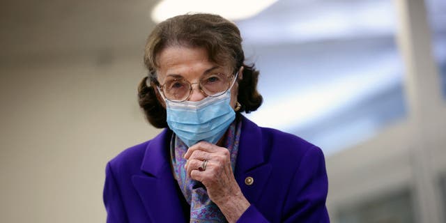 WASHINGTON, DC - SEPTEMBER 29: Sen. Dianne Feinstein (D-CA) walks to the Senate Chambers at the U.S. Capitol on September 29, 2021 in Washington, DC. (Photo by Kevin Dietsch/Getty Images)