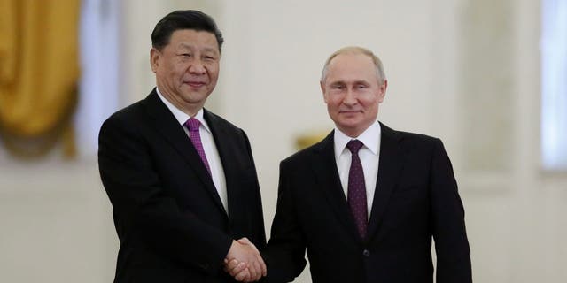 Russian President Vladimir Putin shakes hands with his Chinese counterpart Xi Jinping at the Kremlin in Moscow, Russia, June 5, 2019. 