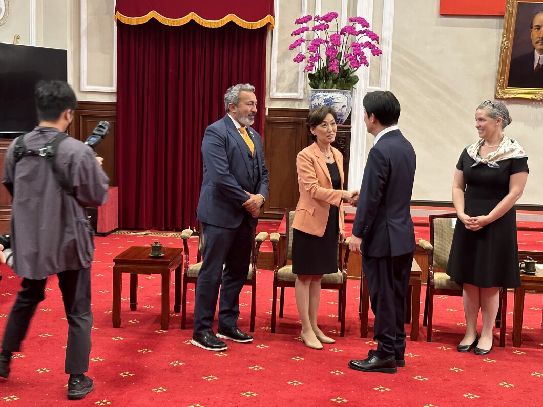 Young Kim Shakes Hands with Taiwan VP