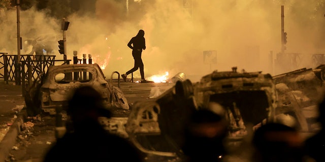 Rioters and debris in Frances streets