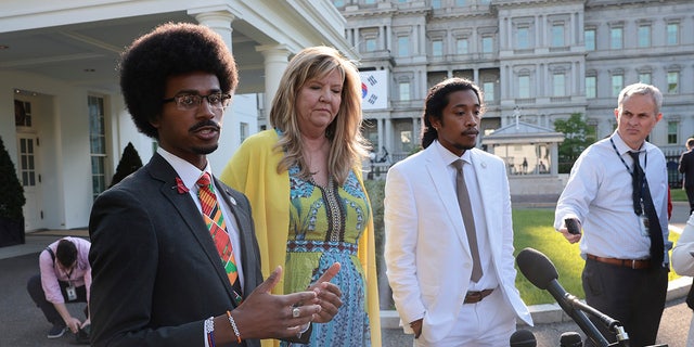 Tennessee Three outside White House