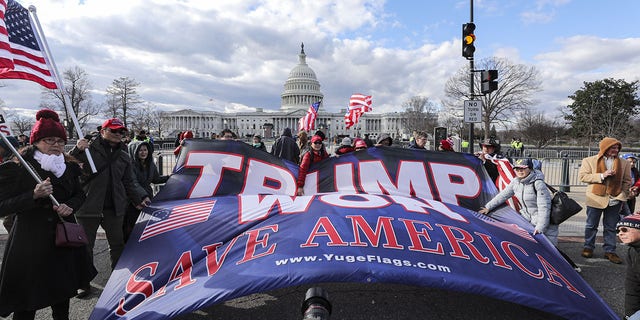 capitol with trump supporters