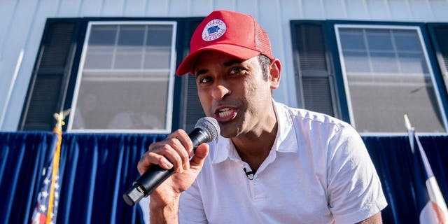 2024 Presidential hopeful Vivek Ramaswamy raps