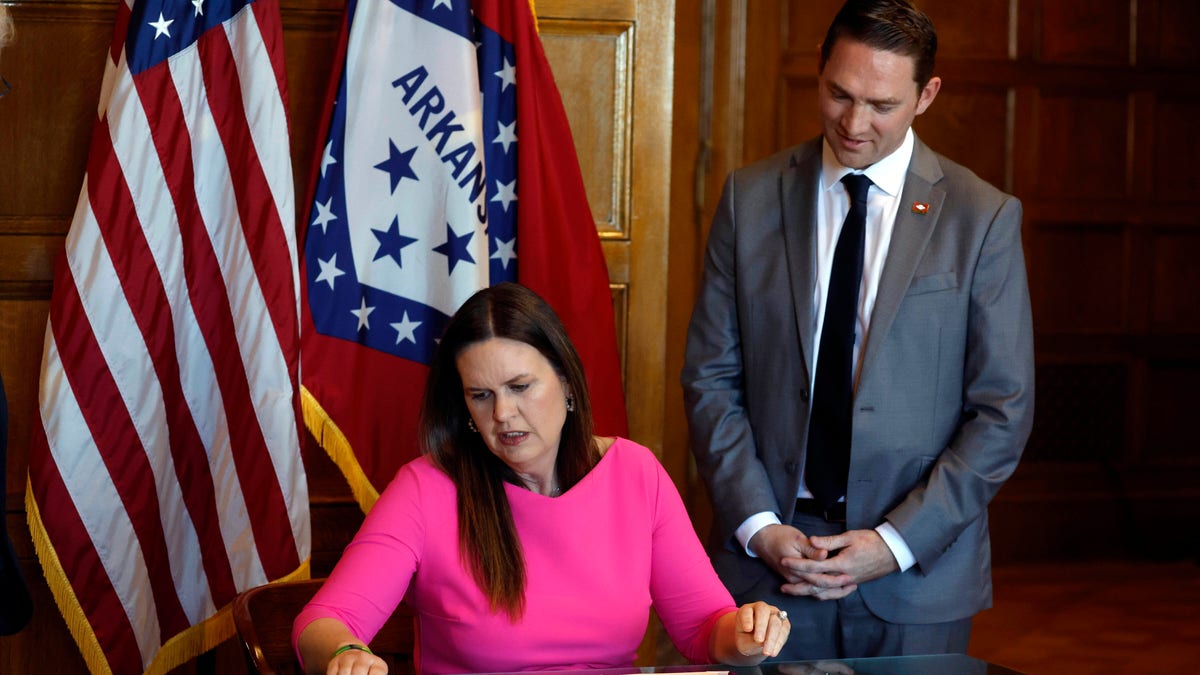 Sarah Huckabee Sanders signs act