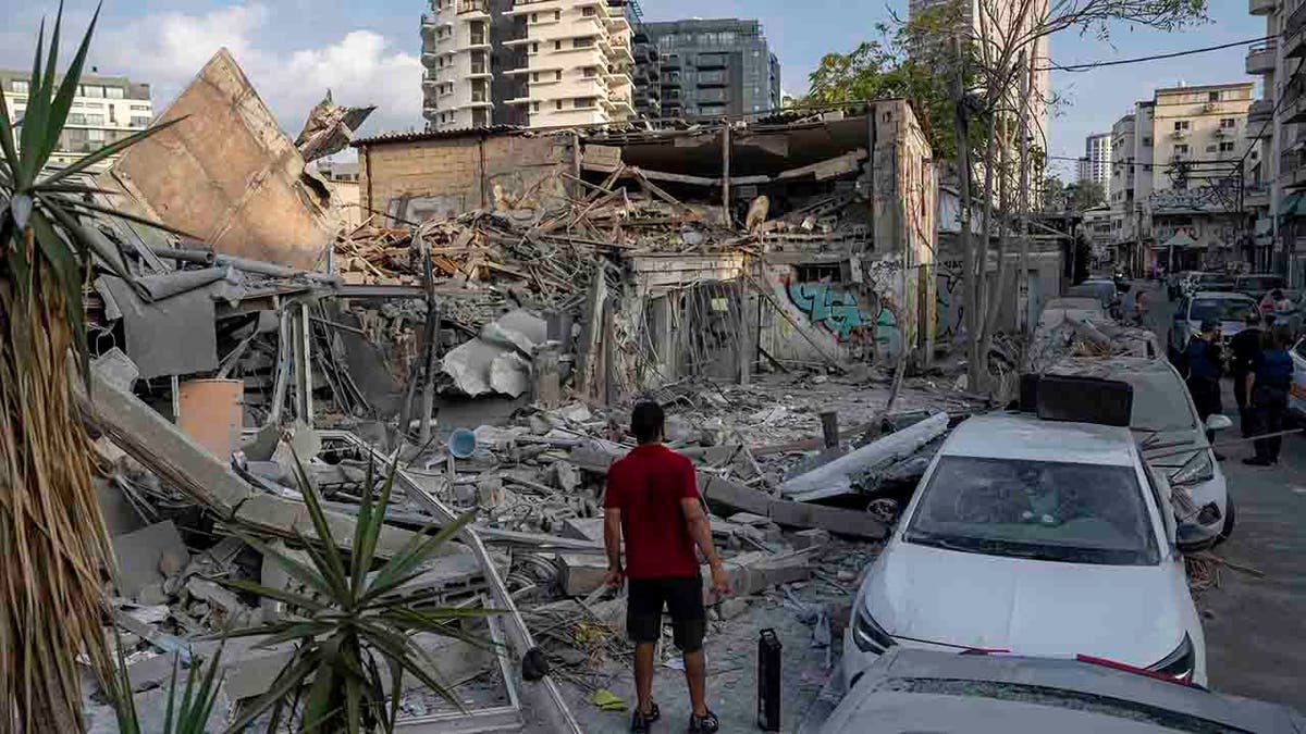 Israelis inspect rubble