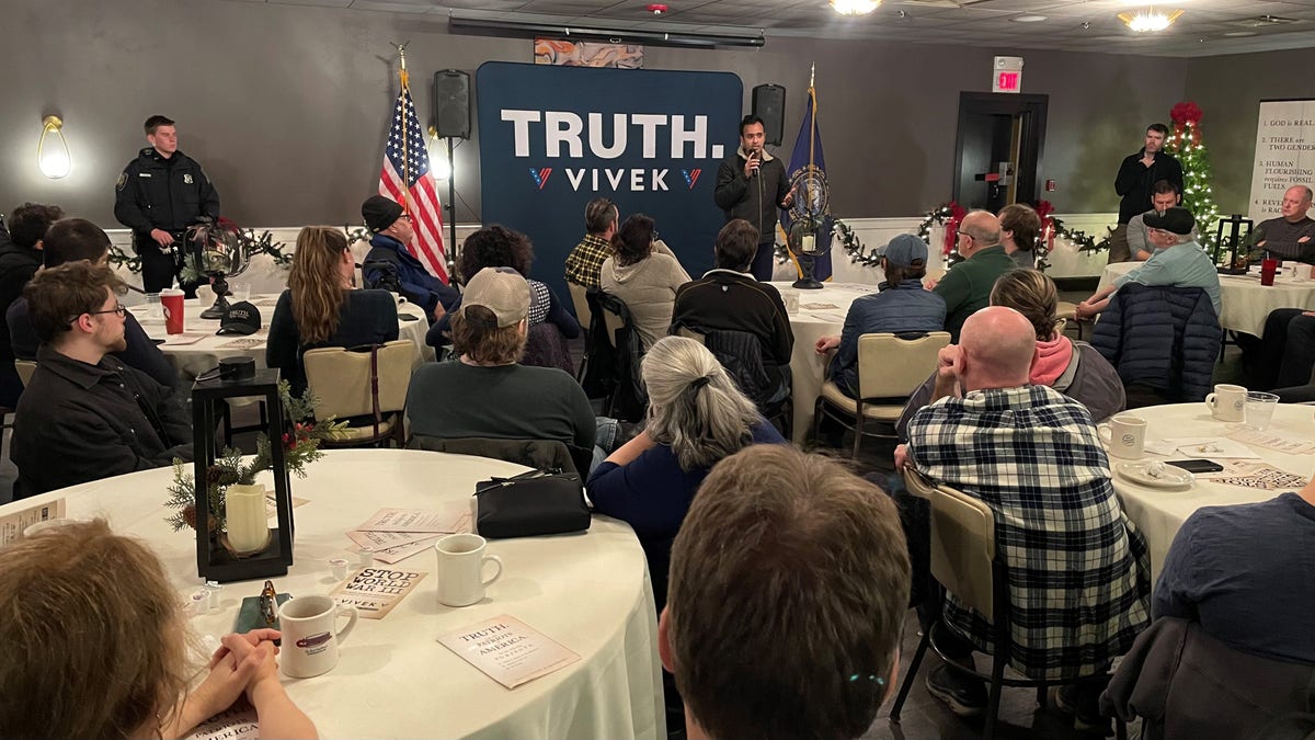 Vivek Ramaswamy speaking at campaign event 