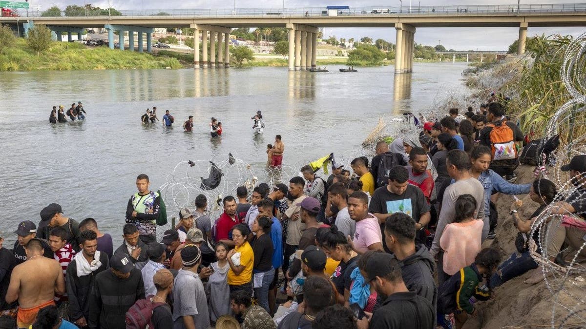 Eagles Pass Texas migrants