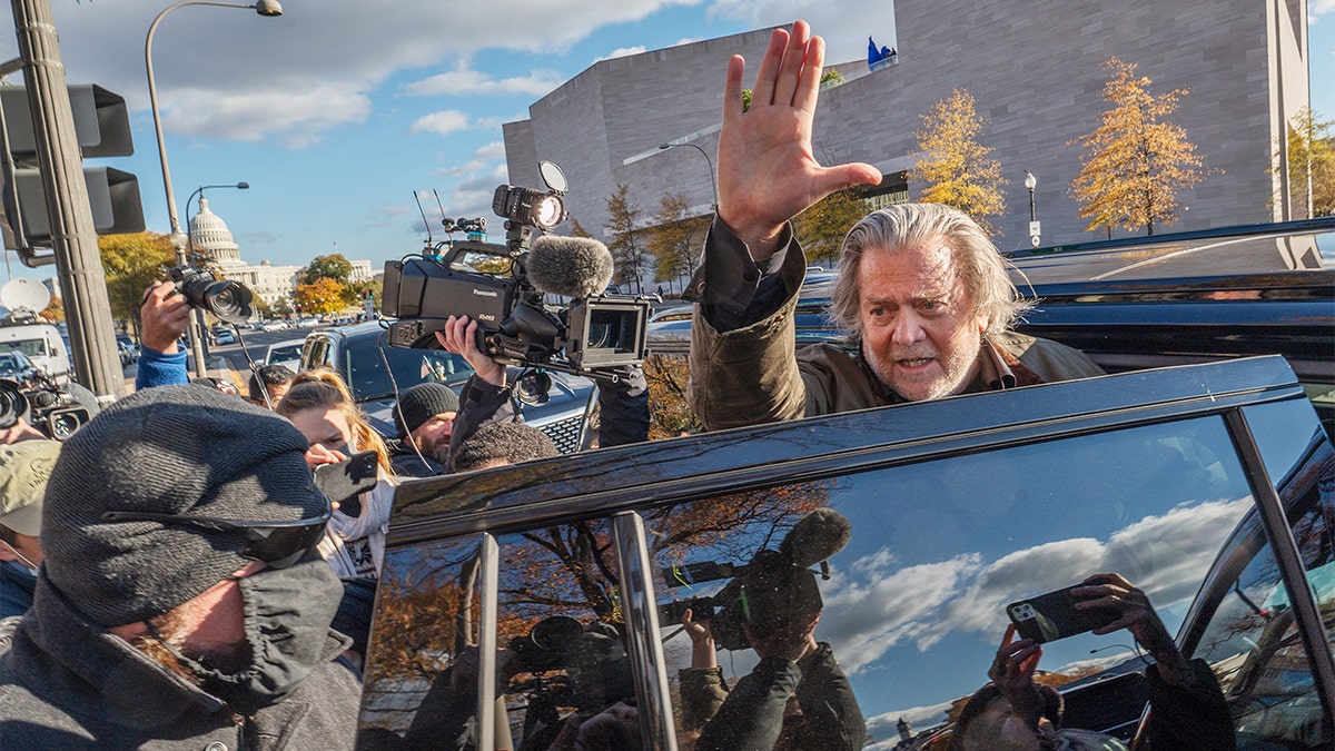 Steve Bannon leaves courthouse