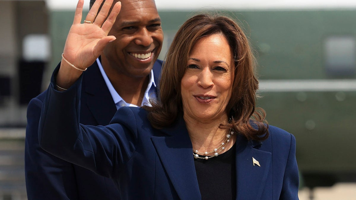 Harris waves before leaving for Wisconsin