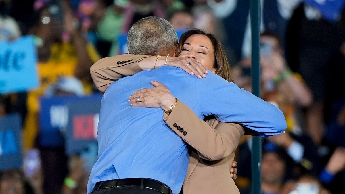 Harris hugs Obama at rally