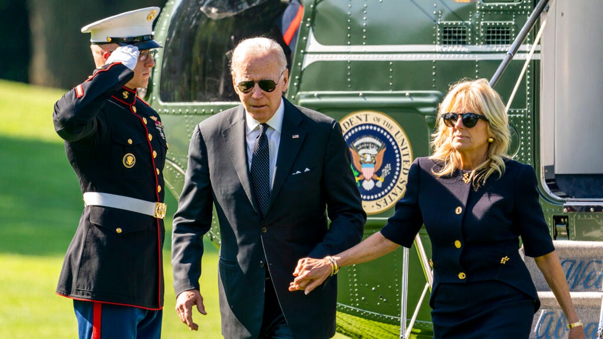 The Bidens leaving Marine One 