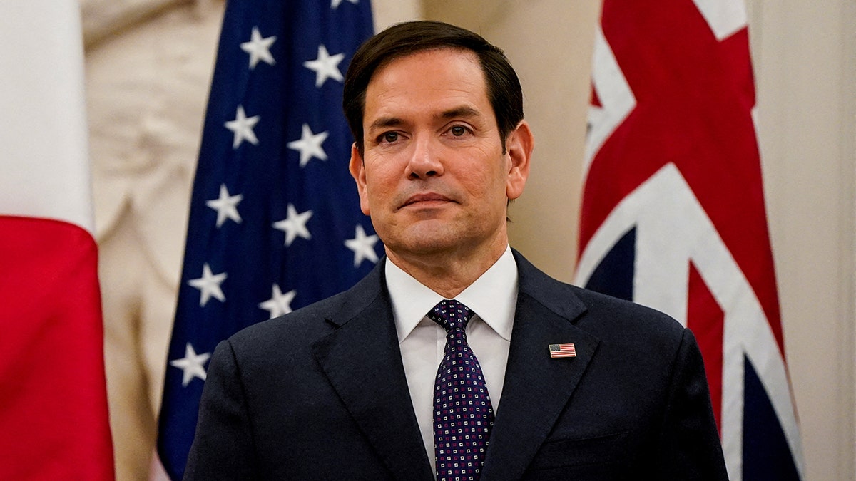 Marco Rubio in front of the US flag