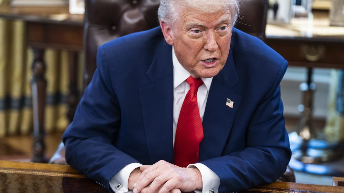 Trump in Oval Office
