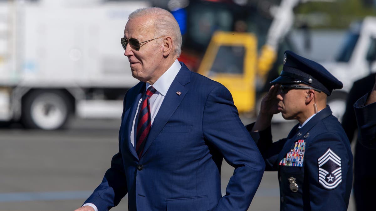 Biden walking on tarmac