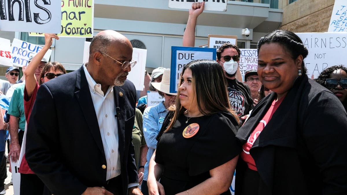  Jennifer Vasquez Sura, the wife of Kilmar Abrego Garcia speaks with Rep. Glenn Ivey (D-MD)