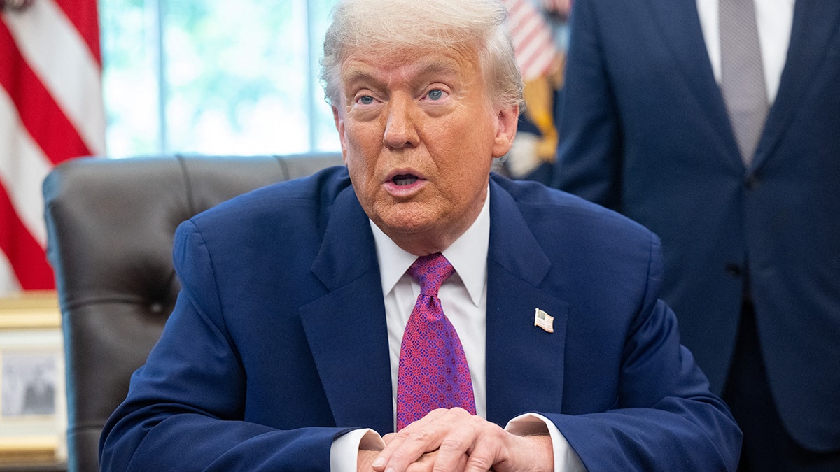 Trump in Oval Office