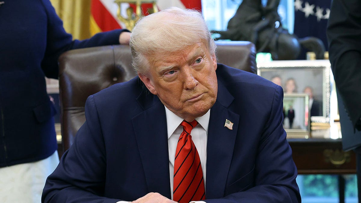 Trump in Oval Office