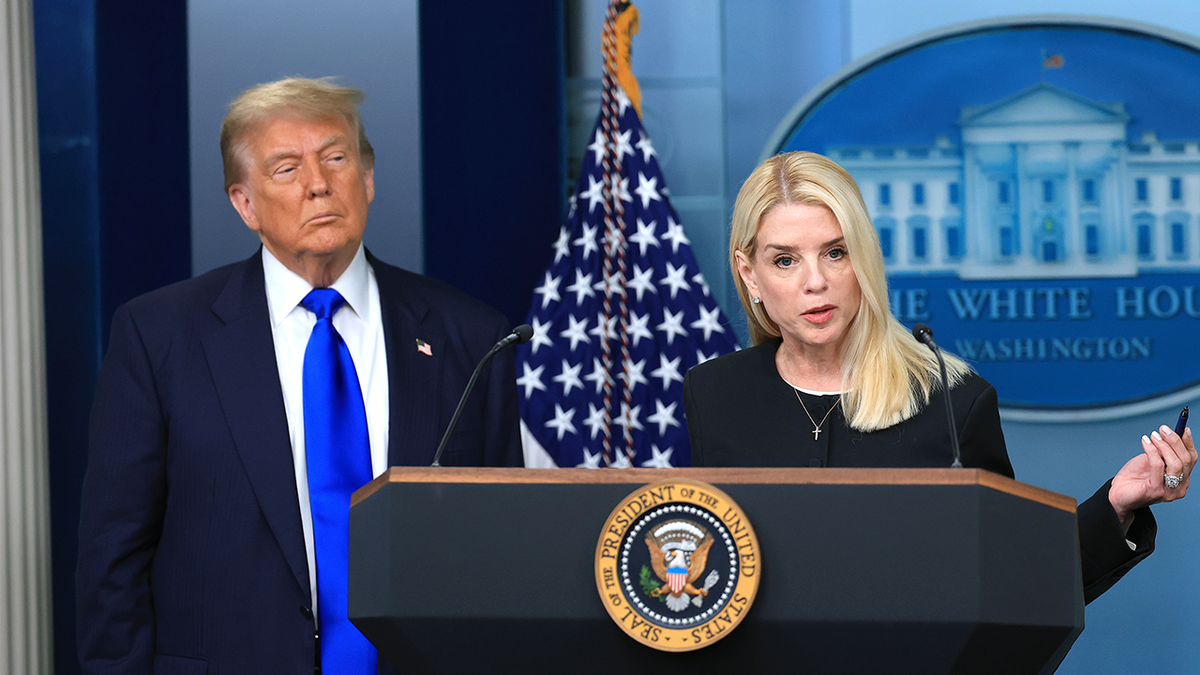 Trump and Bondi in briefing