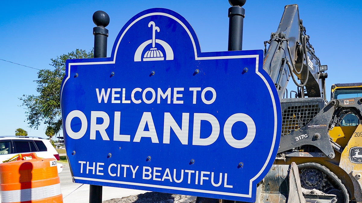 "WELCOME TO ORLANDO" sign