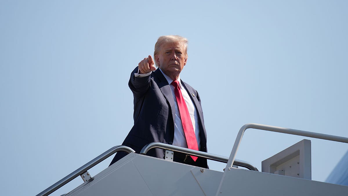 Trump pointing on Air Force One