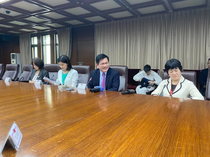 Foreign Minister Lin Chia-lung speaks with members of the press from 13 countries at the ministry's headquarters in Taipei (Photo by Timothy Nerozzi)