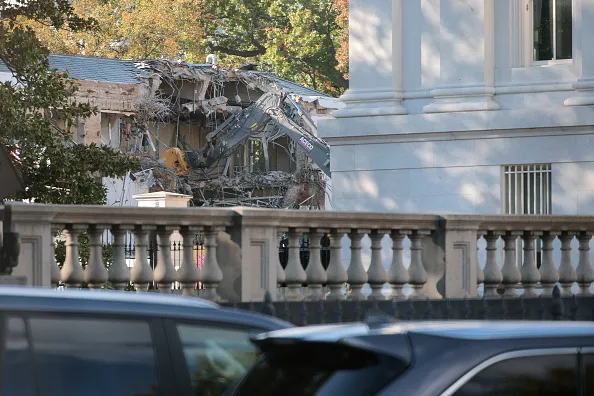 WASHINGTON, DC - OCTOBER 20: Workers demolish the facade of the East Wing of the White House on October 20, 2025 in Washington, DC. The demolition is part of U.S. President Donald Trump's plan to build a ballroom reportedly costing $250 million on the eastern side of the White House. (Photo by Kevin Dietsch/Getty Images)