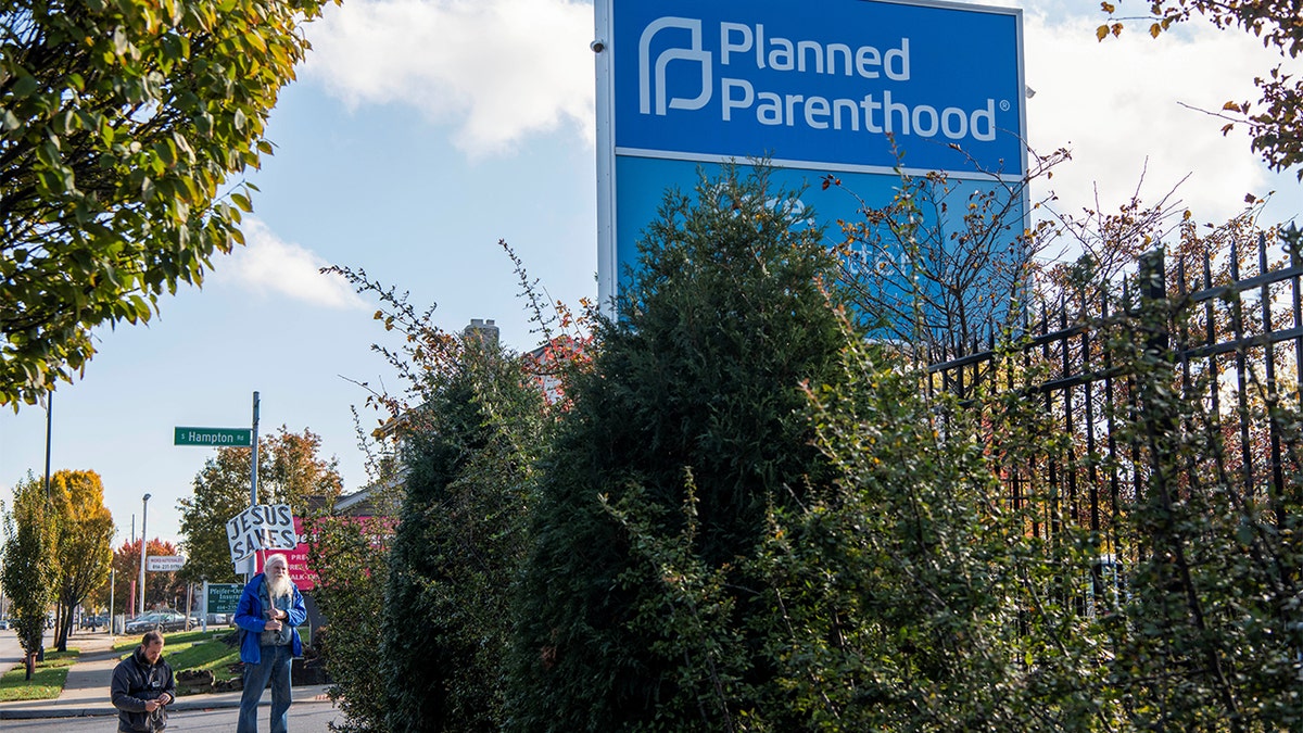 Planned Parenthood protesters pray