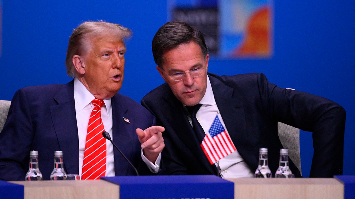 Trump alongside Rutte