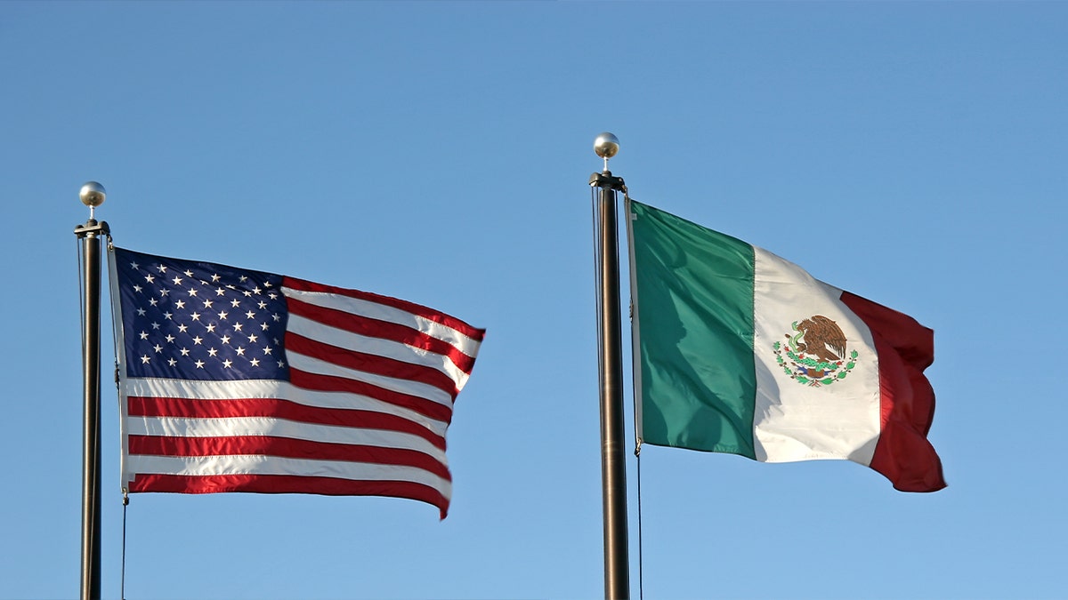 US and Mexico flag 