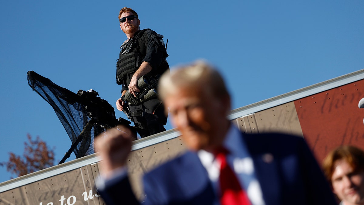 Secret Service agent protects President Trump