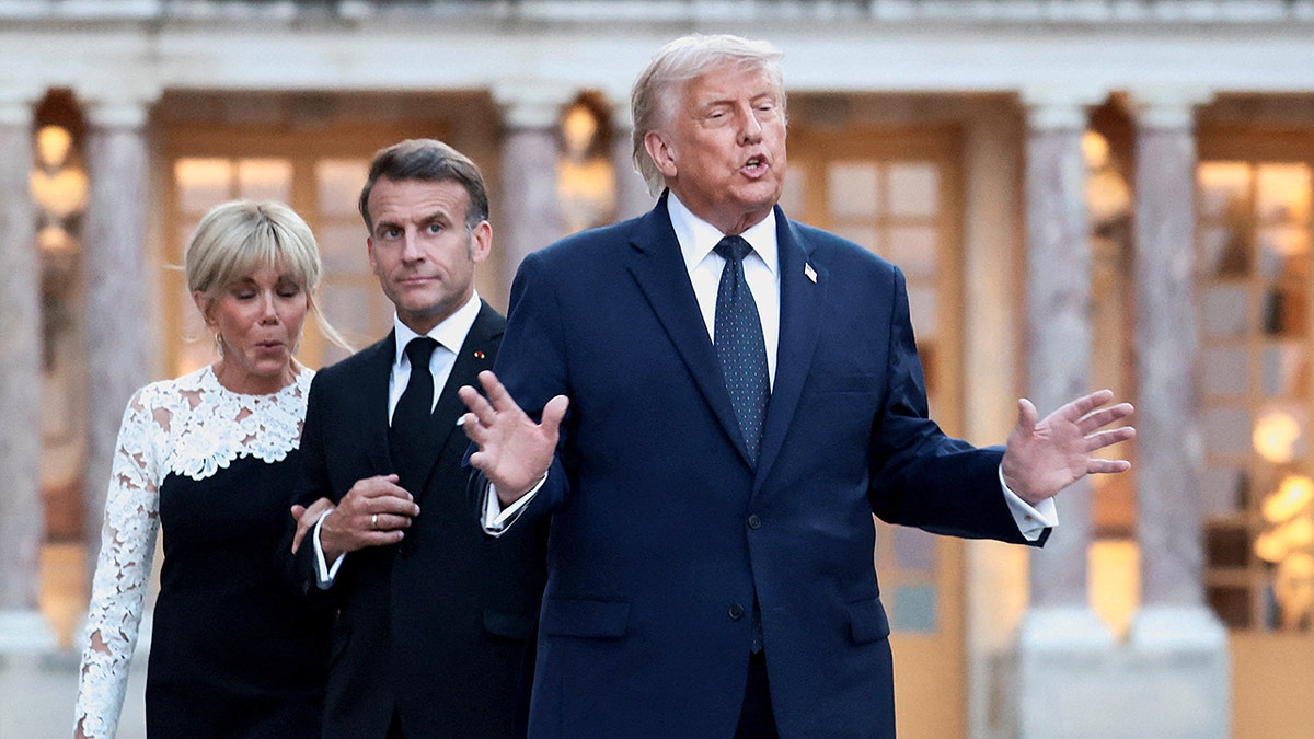 Trump next to Macron