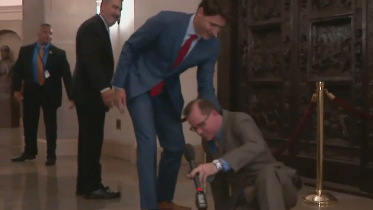 Justin Trudeau offering a hand to Chad Pergram.